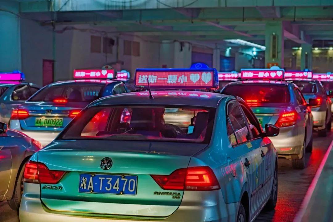 无线出租车LED顶灯显示屏控制系统的优势(图1) 无线出租车LED顶灯显示屏控制系统的优势(图1)